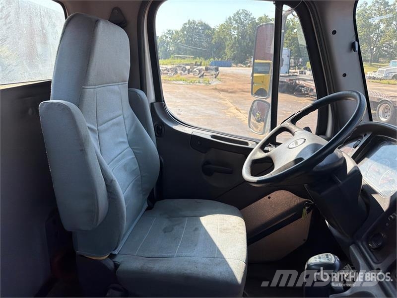 Freightliner M2 106 Camiones portacoches