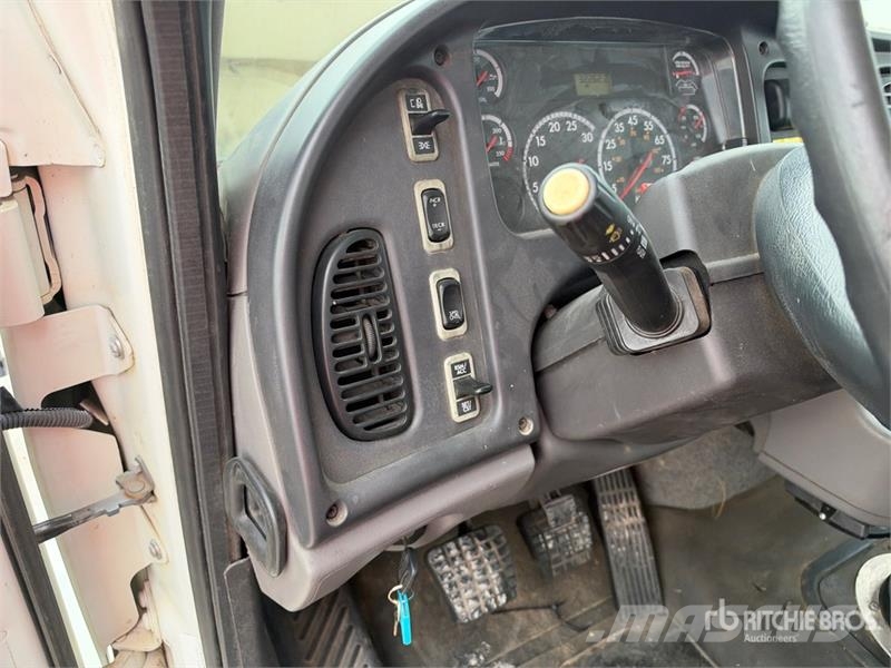 Freightliner M2 106 Teherautóra szerelt emelők és állványok