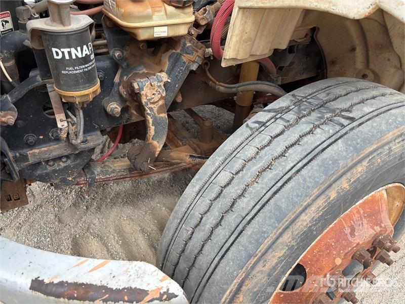 Freightliner M2 106 Camion con sponde ribaltabili