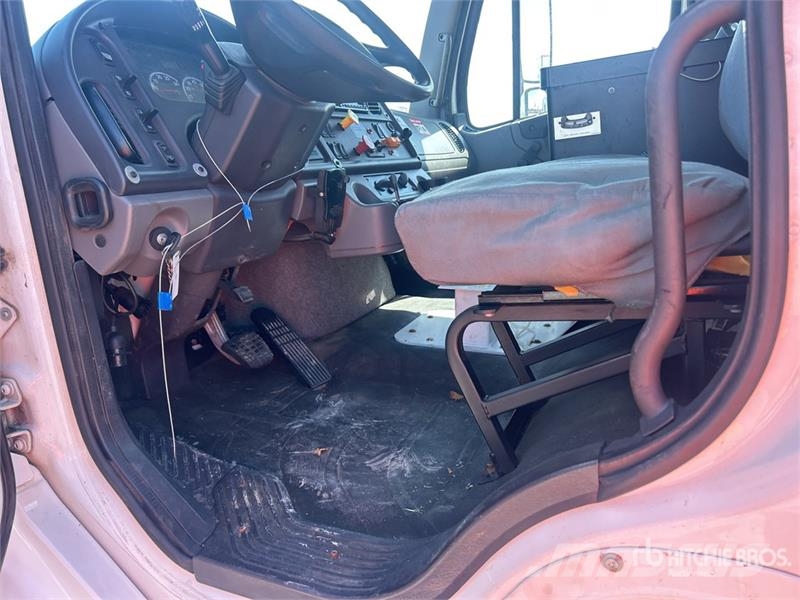 Freightliner M2 106 駕駛室與內部
