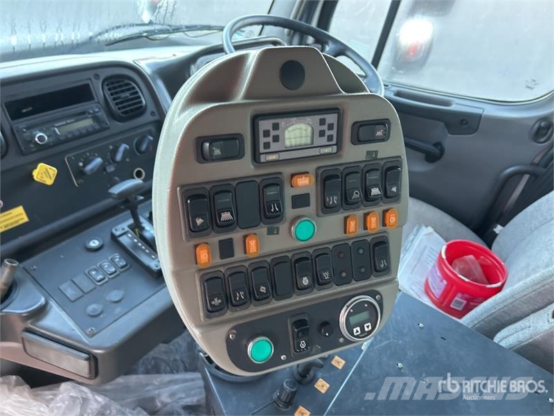 Freightliner M2 106 街路清掃車