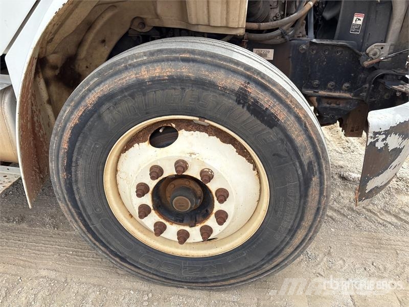 Freightliner M2 106 Camion con sponde ribaltabili