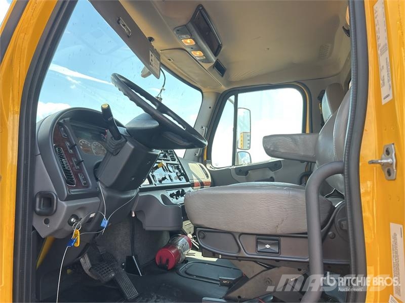 Freightliner M2 106 Sanduk kamioni