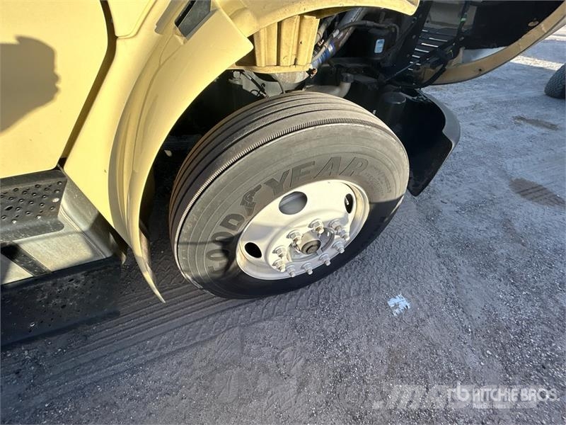 Freightliner M2 106 Camiones caja cerrada