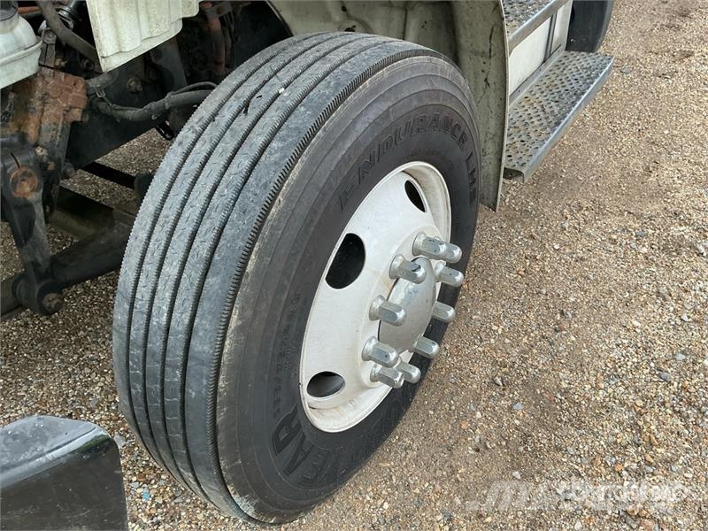 Freightliner M2 106 Sunkvežimiai su dengtu kėbulu