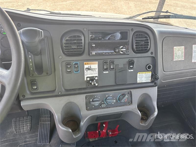 Freightliner M2 106 Auto korvtõstukid