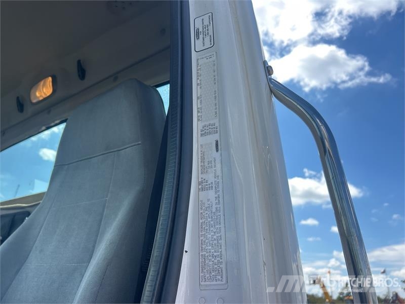 Freightliner M2 106 駕駛室與內部