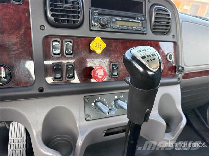 Freightliner M2 106 Camiones portacoches