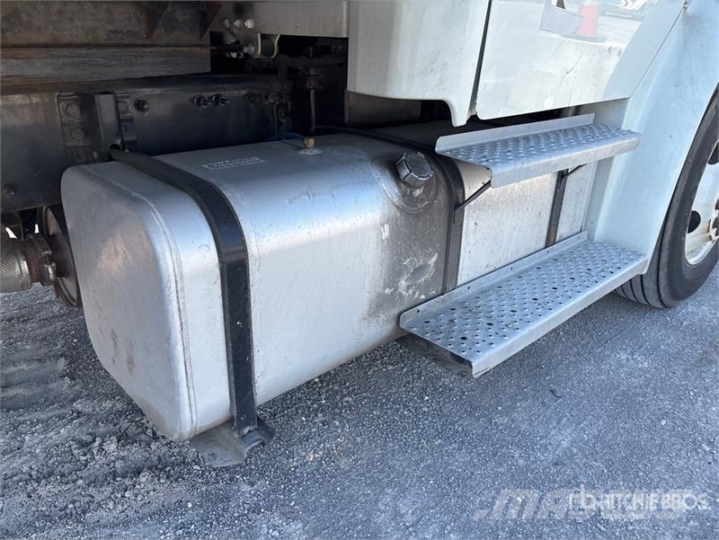 Freightliner M2 106 Furgons