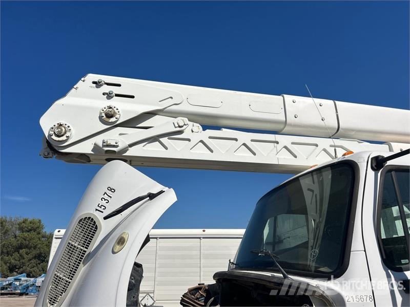 Freightliner M2 106 卡車裝載高空作業車
