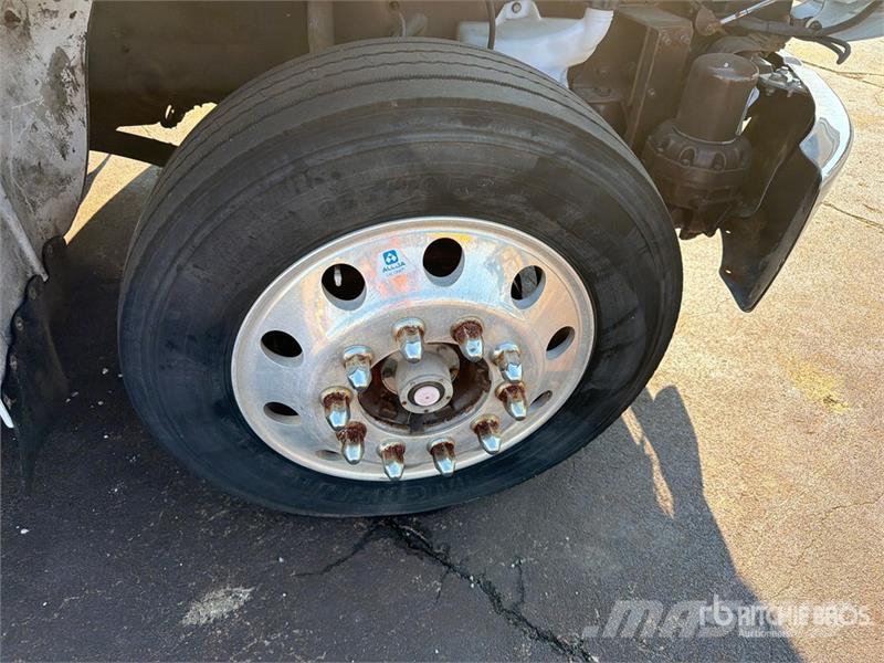 Freightliner M2 106 Camiones portacoches