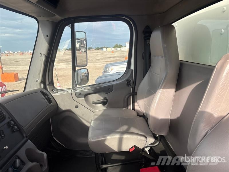 Freightliner M2 106 Dobozos teherautók