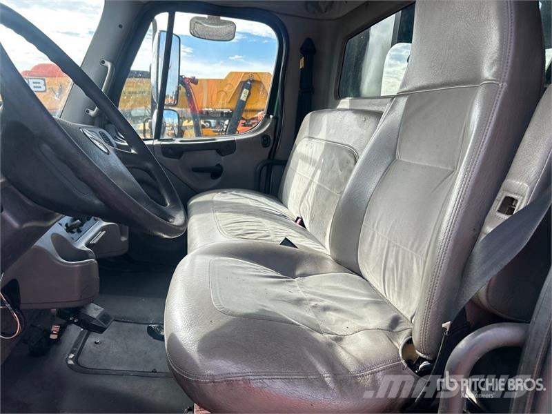 Freightliner M2 106 Platte bakwagens