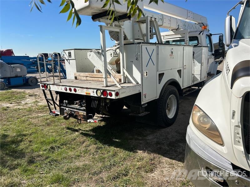 Freightliner M2 106 卡車裝載高空作業車