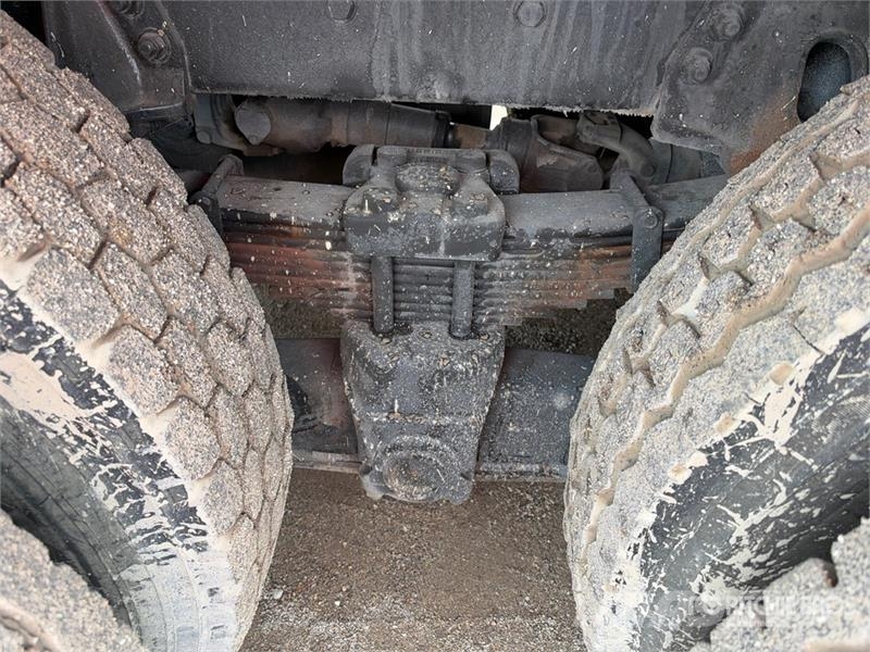Freightliner M2 106 Teherautóra szerelt emelők és állványok
