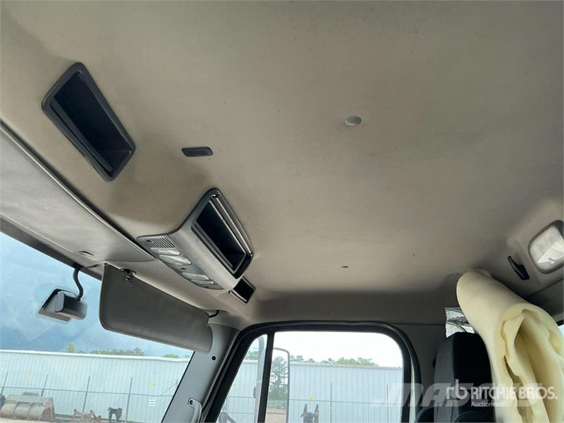 Freightliner M2 106 Sunkvežimiai su dengtu kėbulu
