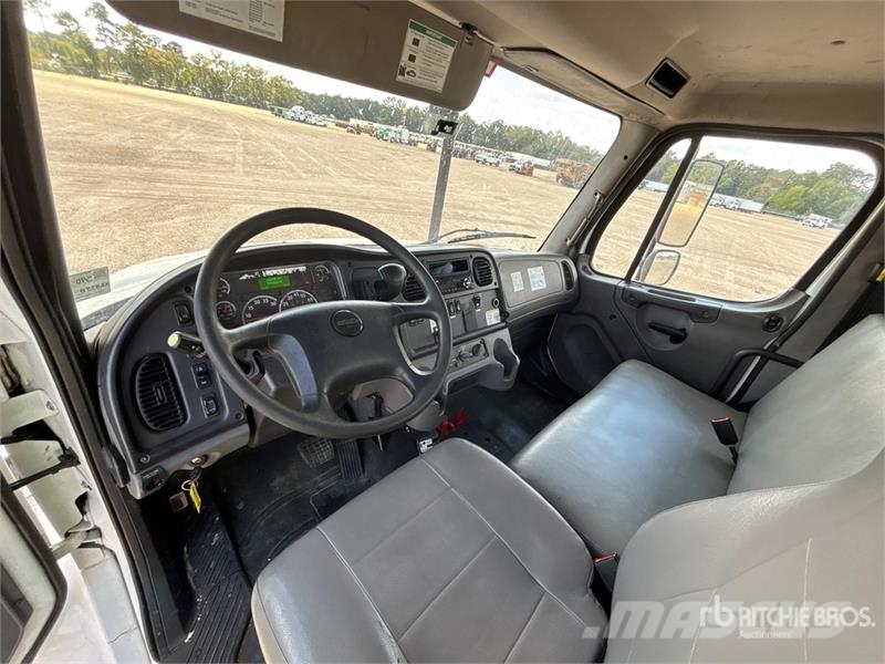 Freightliner M2 106 Auto korvtõstukid