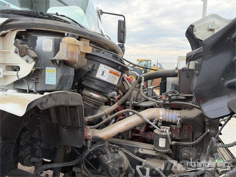 Freightliner M2 106 Teherautóra szerelt emelők és állványok
