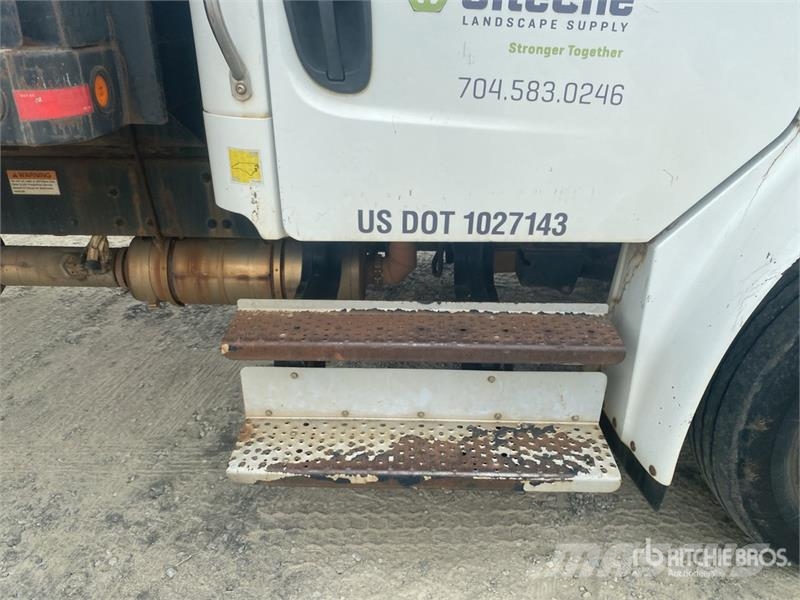 Freightliner M2 106 平板式/側卸式卡車