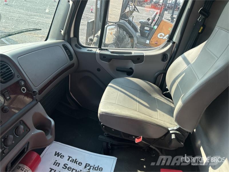 Freightliner M2 106 Camion cassonati