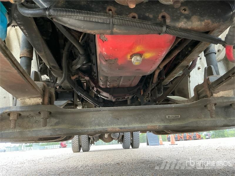 Freightliner M2 106 Sunkvežimiai su dengtu kėbulu
