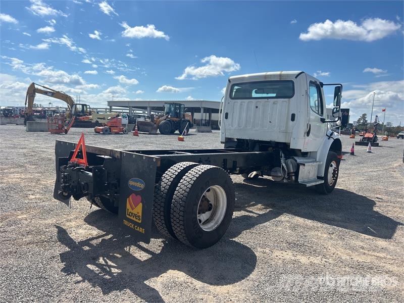 Freightliner M2 106 駕駛室與內部