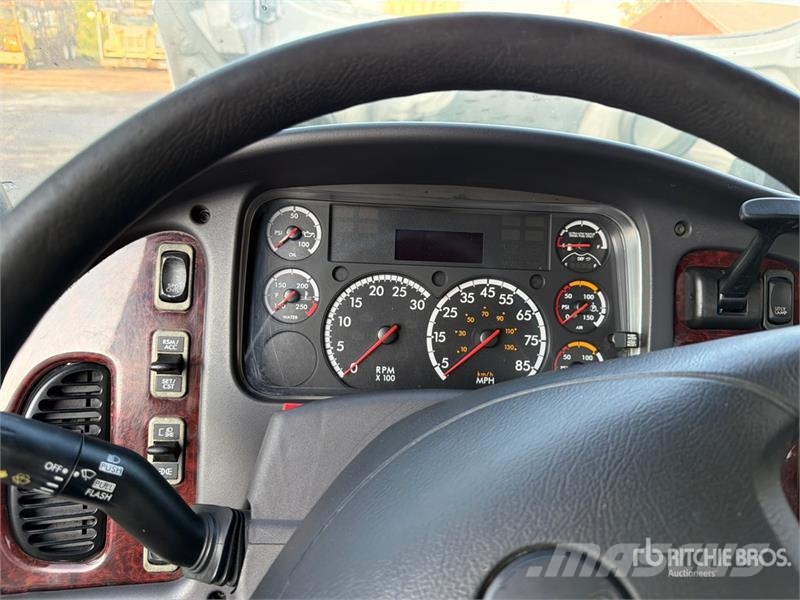 Freightliner M2 106 Camiones portacoches