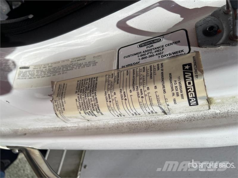 Freightliner M2 106 Camiones con caja de remolque