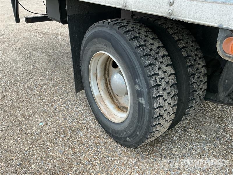 Freightliner M2 106 Sunkvežimiai su dengtu kėbulu