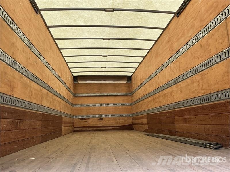 Freightliner M2 106 Sunkvežimiai su dengtu kėbulu