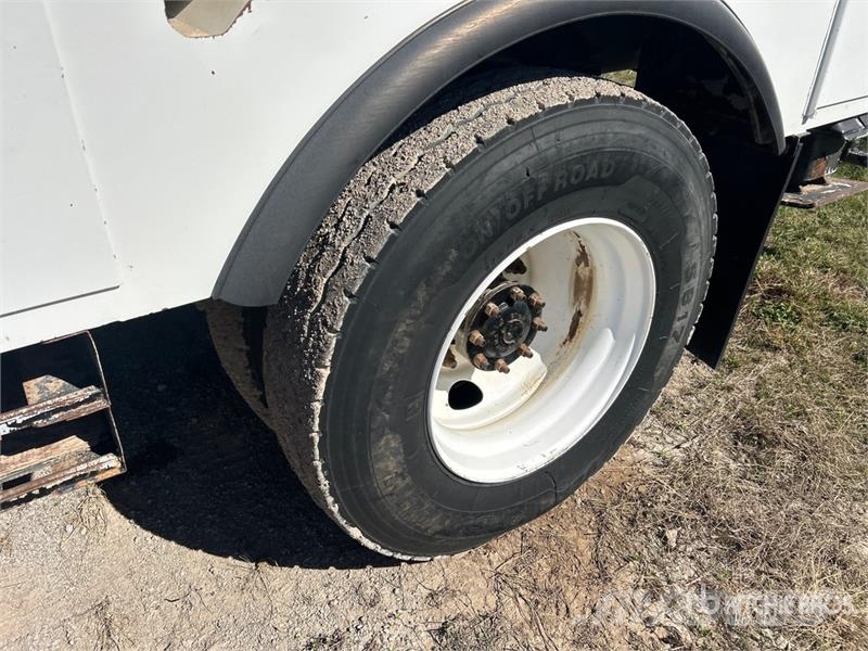 Freightliner M2 106 卡車裝載高空作業車