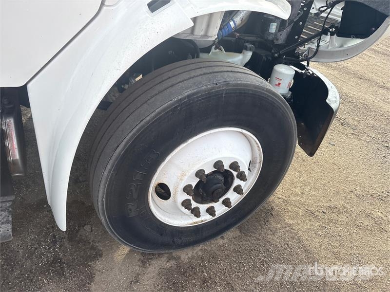 Freightliner M2 106 Dobozos teherautók