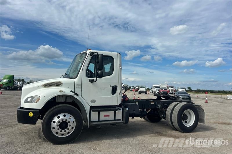 Freightliner M2 106 Тягачі