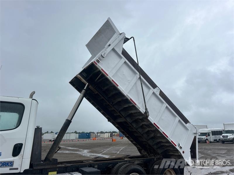 Freightliner M2 106 Camiones bañeras basculantes o volquetes