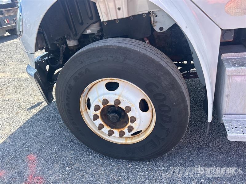 Freightliner M2 106 駕駛室與內部