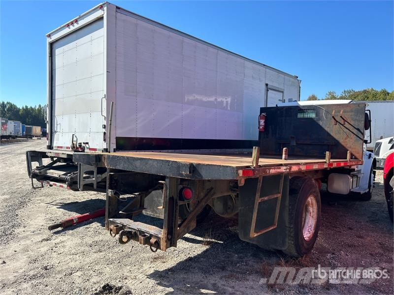 Freightliner M2 106 Camiones plataforma