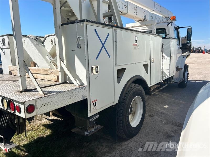 Freightliner M2 106 卡車裝載高空作業車