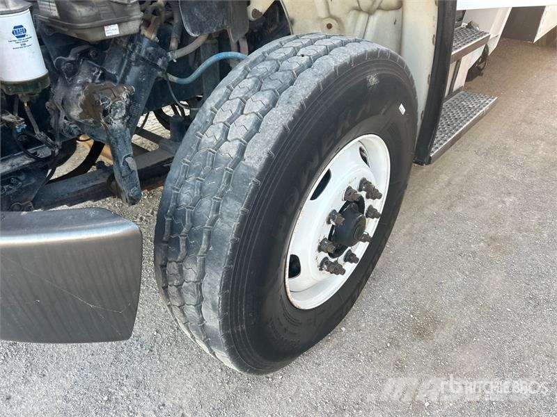 Freightliner M2 106 Pacēlāji uz automašīnas bāzes