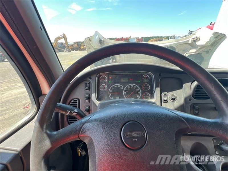 Freightliner M2 106 Camiones con caja de remolque