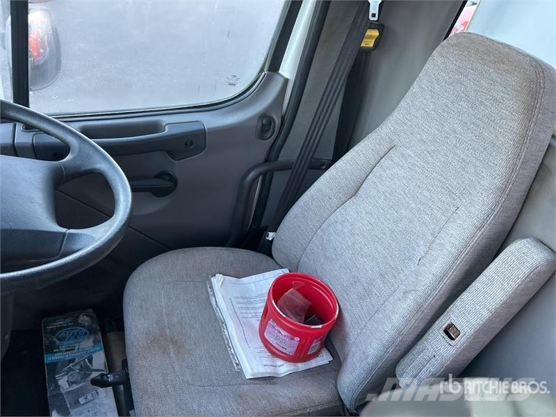 Freightliner M2 106 街路清掃車