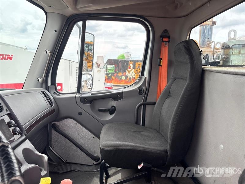 Freightliner M2 106 Sadulveokid