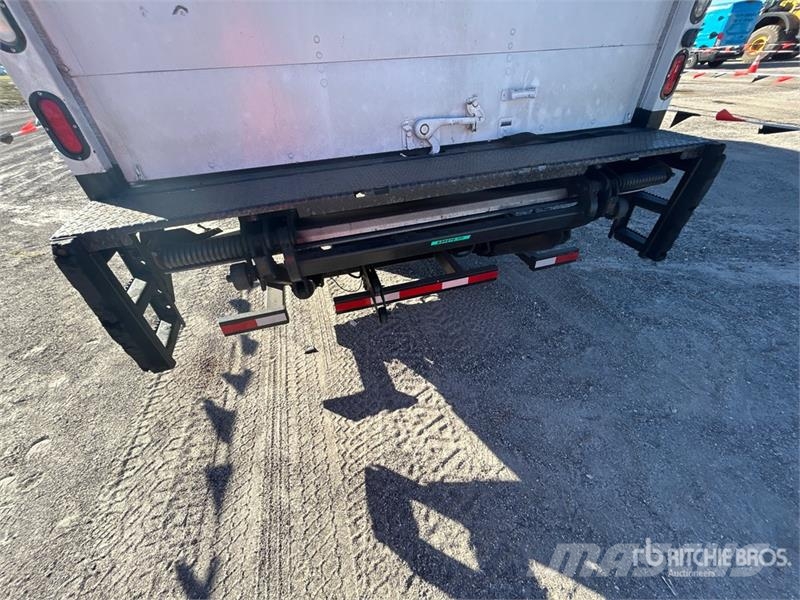Freightliner M2 106 Camiones caja cerrada