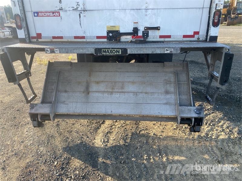 Freightliner M2 106 貨箱式卡車