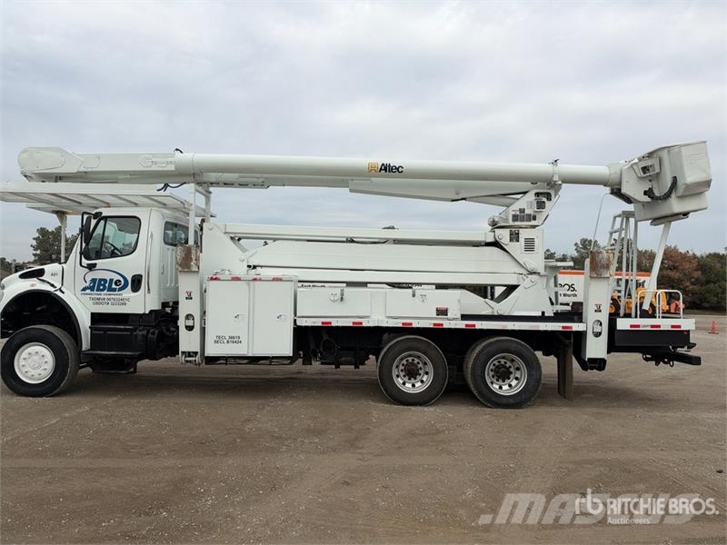 Freightliner M2 106 Teherautóra szerelt emelők és állványok
