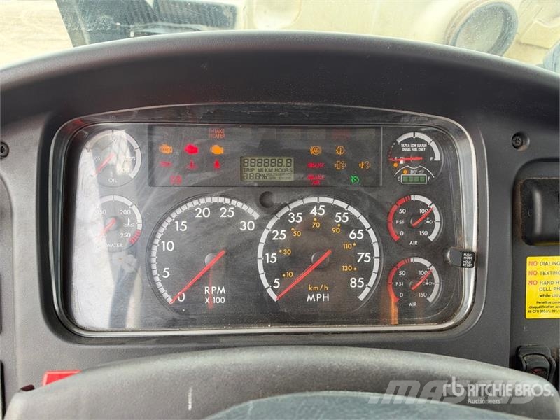 Freightliner M2 106 Teherautóra szerelt emelők és állványok