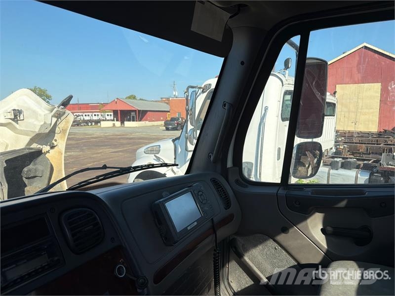 Freightliner M2 106 Camiones portacoches
