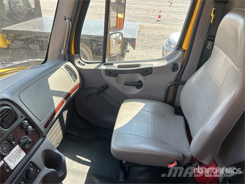 Freightliner M2 106 Sanduk kamioni