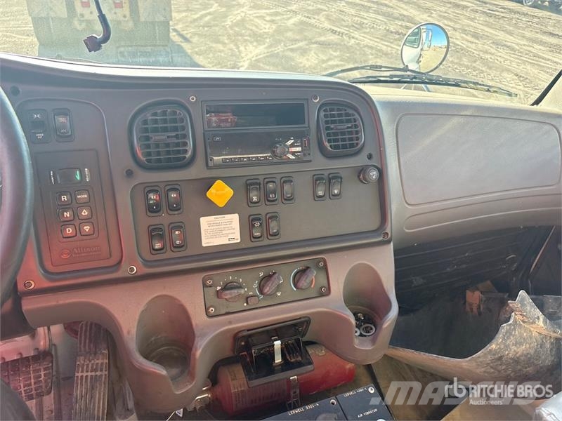Freightliner M2 106 傾卸式卡車