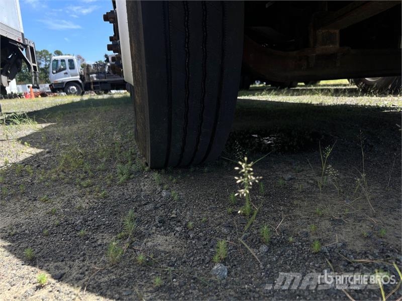 Freightliner M2 106 Camiones con caja de remolque