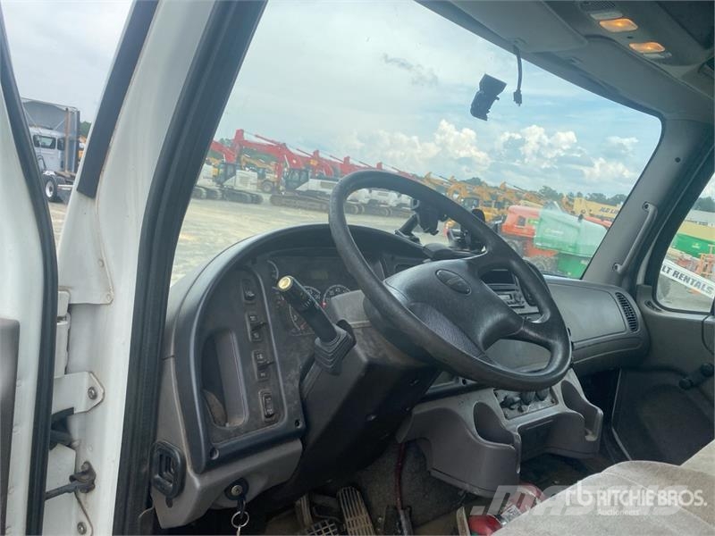 Freightliner M2 106 平板式/側卸式卡車